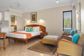 Hibiscus 52 - Fabulous Location 3 minutes walk to beach and Macrossan St